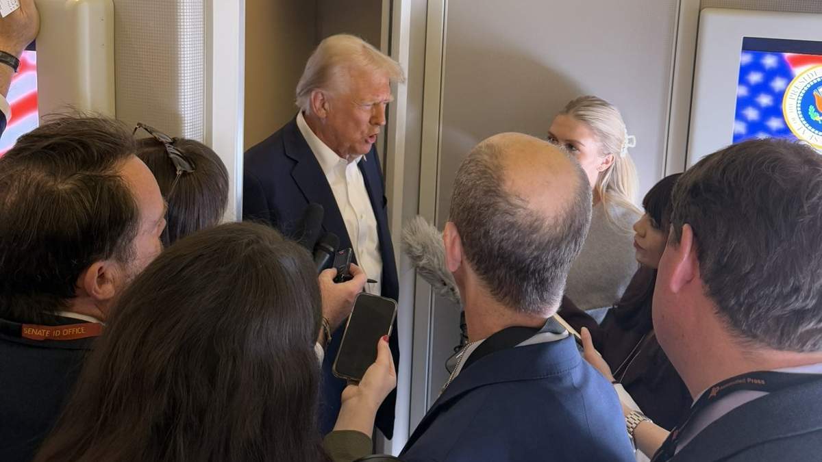 Donald Trump con reporteros