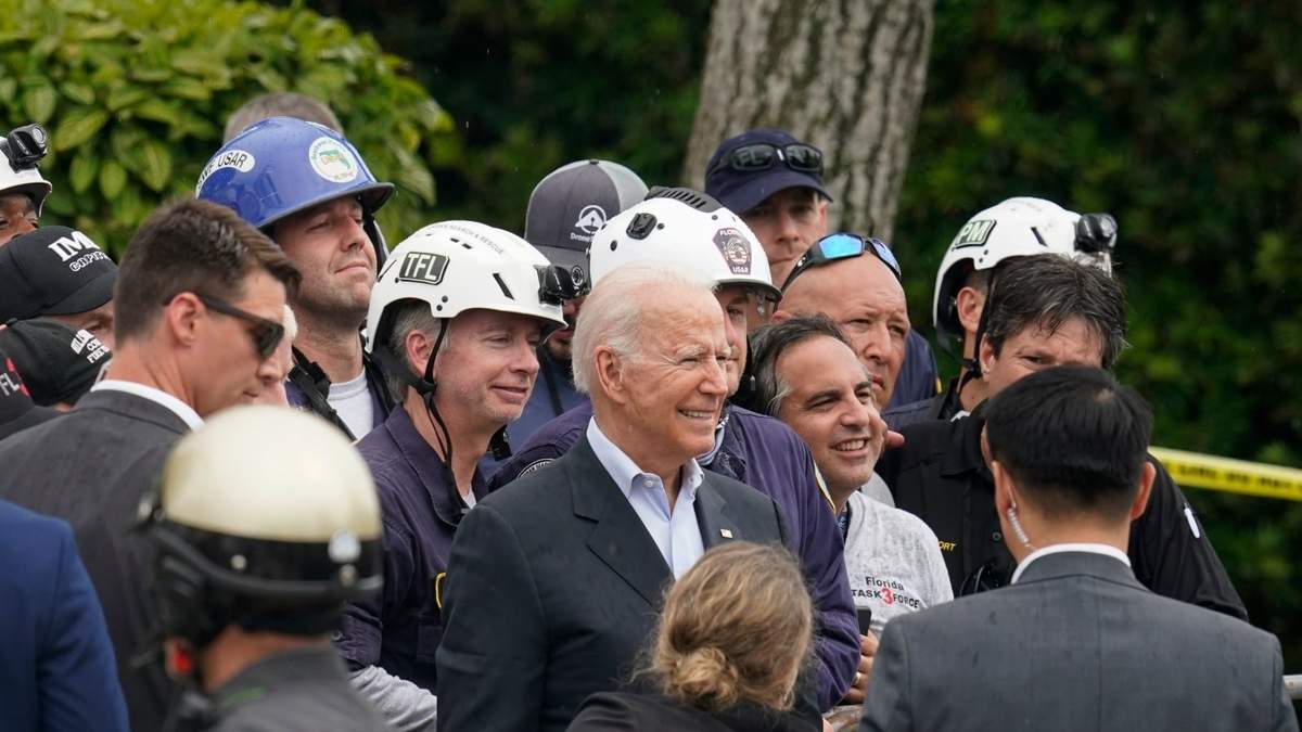 El presidente Joe Biden en la zona del colapso de un edificio en Miami, Florida