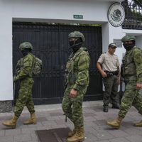 Policías de Ecuador irrumpen en la Embajada de México en Quito (Video)