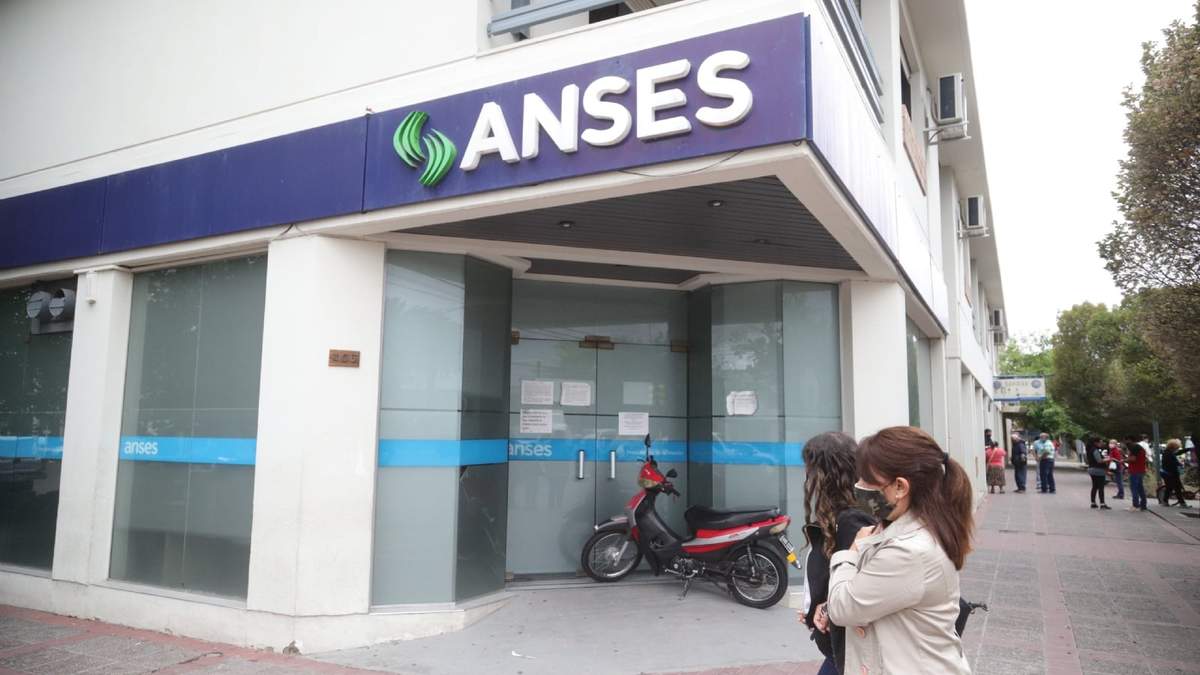 El miércoles la ANSES depositará los montos de 8 beneficios. Fuente: (Twitter)