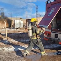 Se incendió una casa y una mujer fue hospitalizada con quemaduras en el rostro