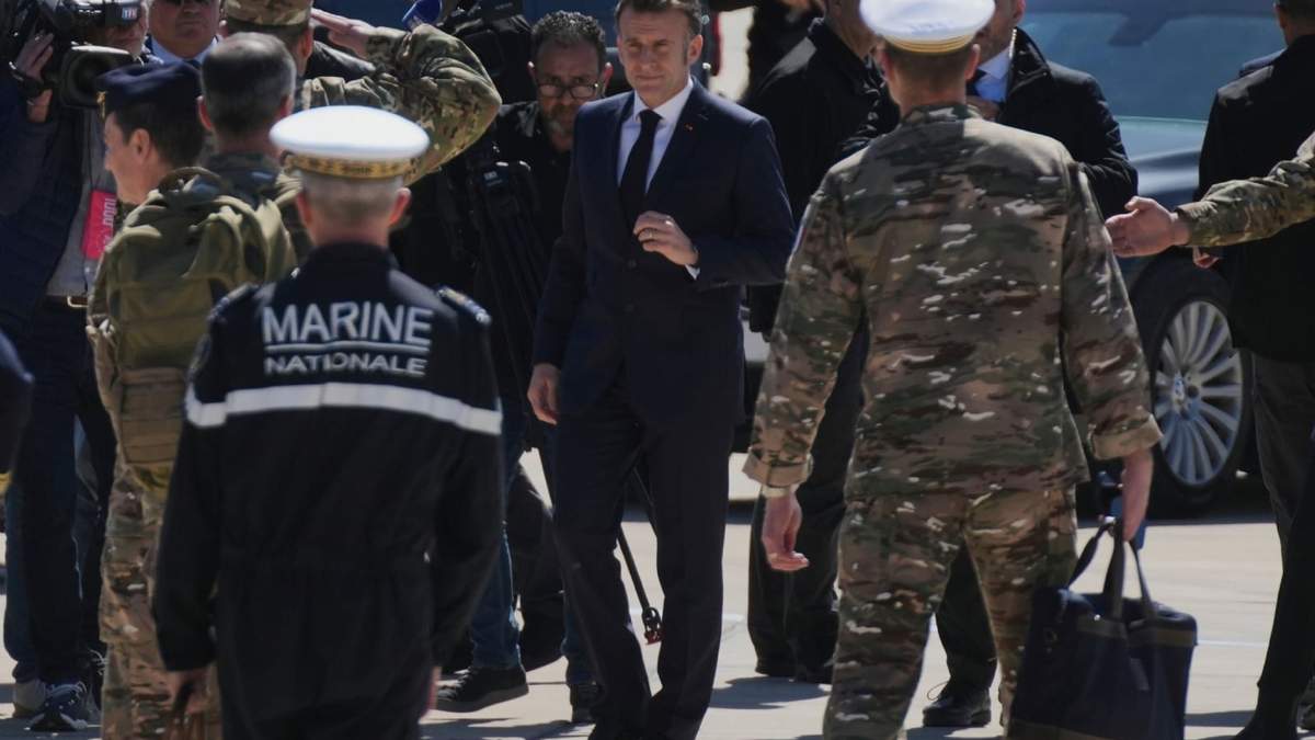 El presidente francés Emmanuel Macron llega a la Base Aérea Andreas Papandreou en Chipre el 9 de marzo del 2026