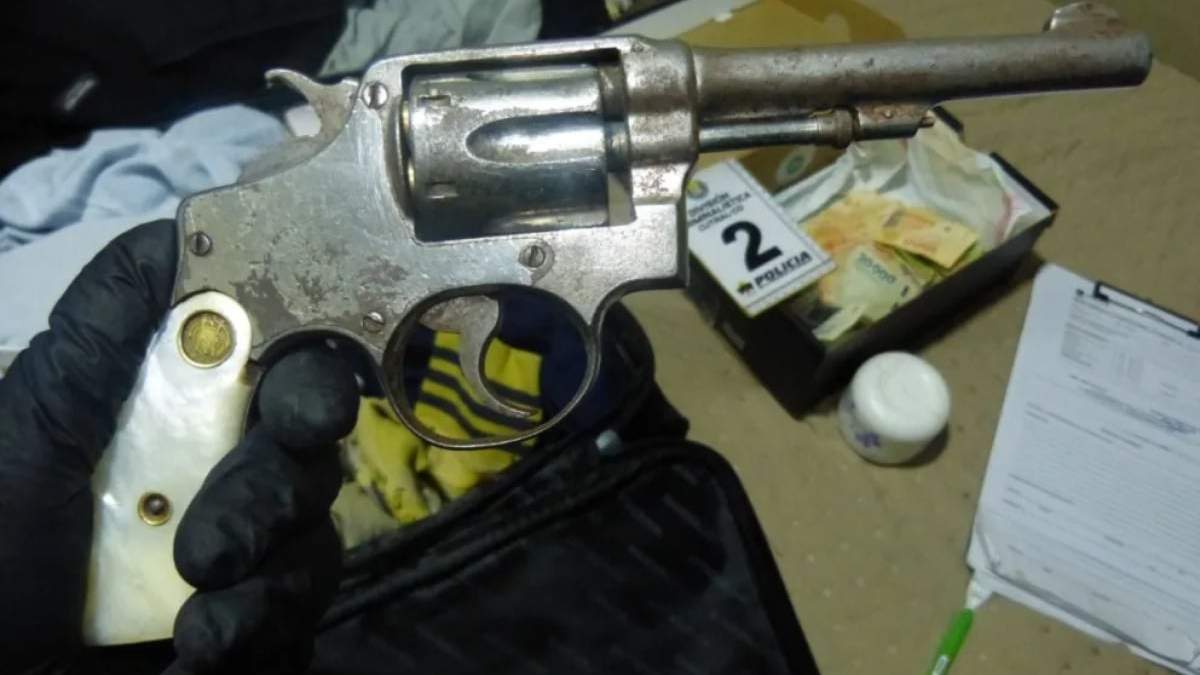 El arma secuestrada en el allanamiento en Cutral Co. Fuente: (X)