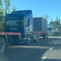El nuevo asfalto de la calle Terrada fue "estrenado" por un bloqueo de camiones