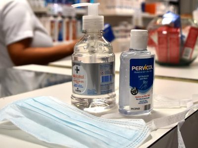 Sancionan a más del 70% de los vendedores de alcohol en gel y barbijos de Mercado Libre