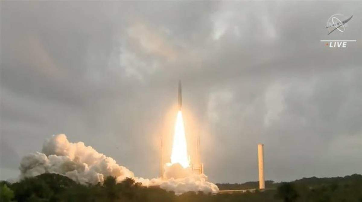 El despegue del cohete Ariane 5 que llevó al espacio el telescopio James Webb
