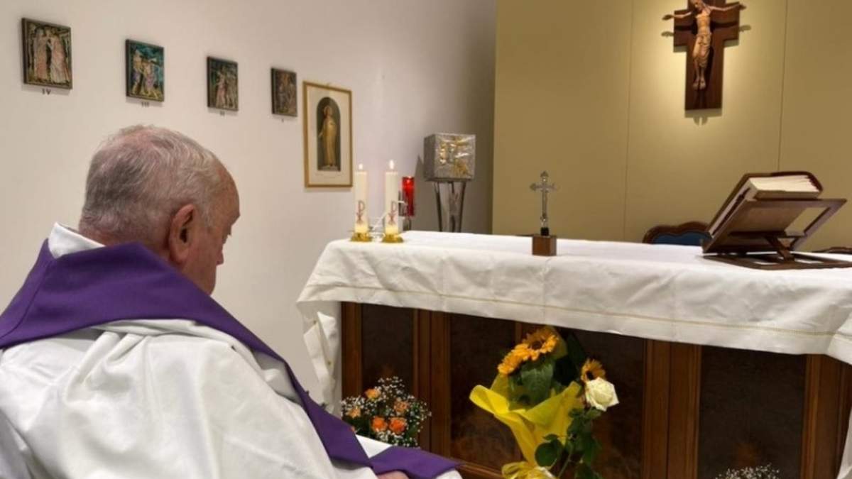 Primera imagen del Papa Francisco, publicada por el Vaticano, desde que fue ingresado en el hospital Gemelli de Roma el pasado 14 de febrero