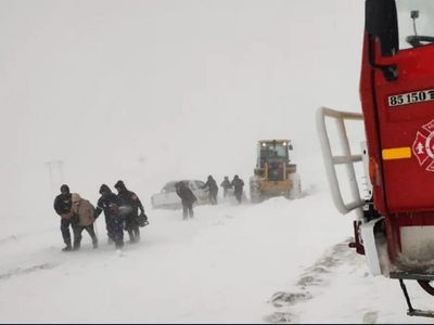 Rescataron a los ocupantes de dos camionetas varadas por la nieve en Villa Pehuenia