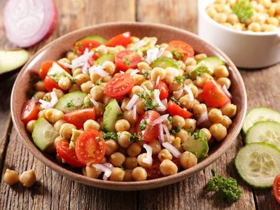 Ensalada tibia de garbanzos: con pocos ingredientes y un resultado gourmet, una receta que destaca por su sabor