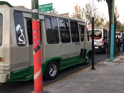 Automovilista murió tras sufrir un infarto y chocar contra un microbús en Iztacalco