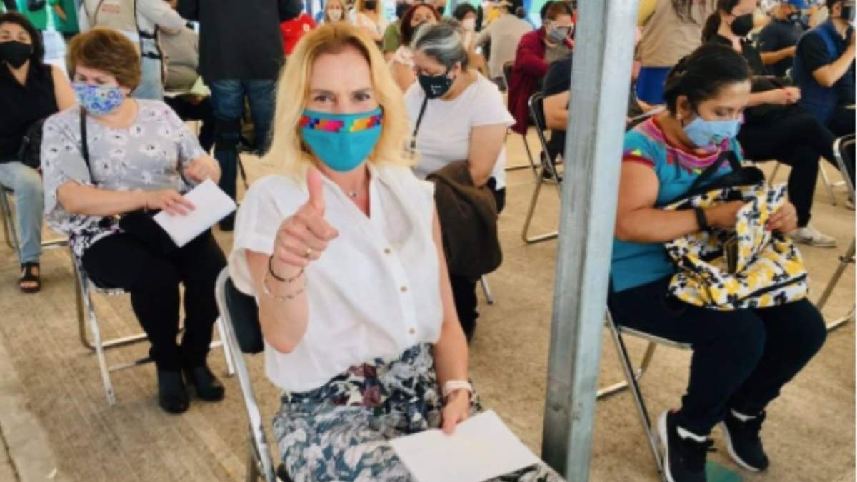 Beatriz Gutiérrez Müller recibió su primera dosis de la vacuna contra el covid-19 en la Escuela Primaria Benito Juárez
