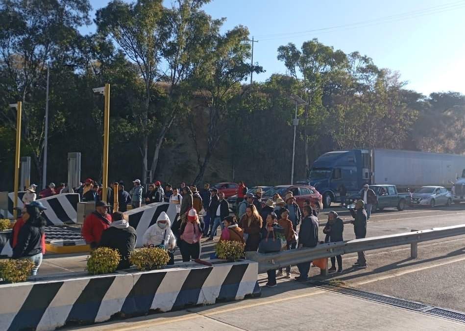 Trabajadores de Salud de Oaxaca bloquean carreteras por falta de pago del IMSS Bienestar