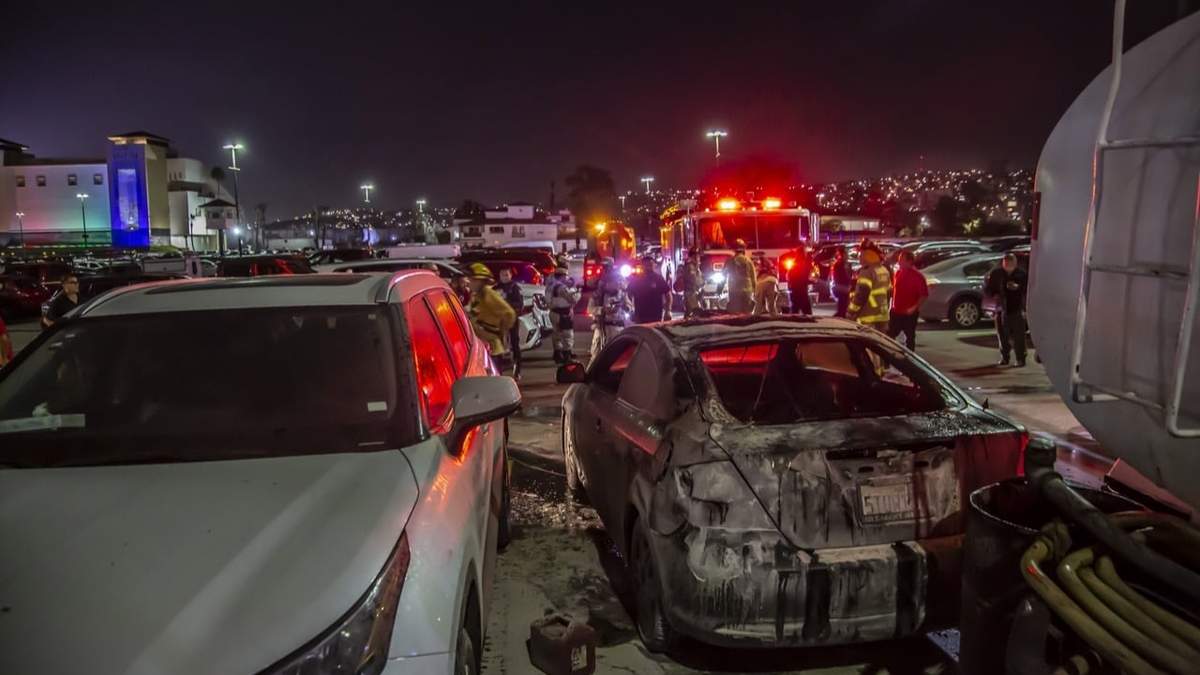 Autos incendiados durante los hechos violentos del viernes 12 de agosto en Baja California