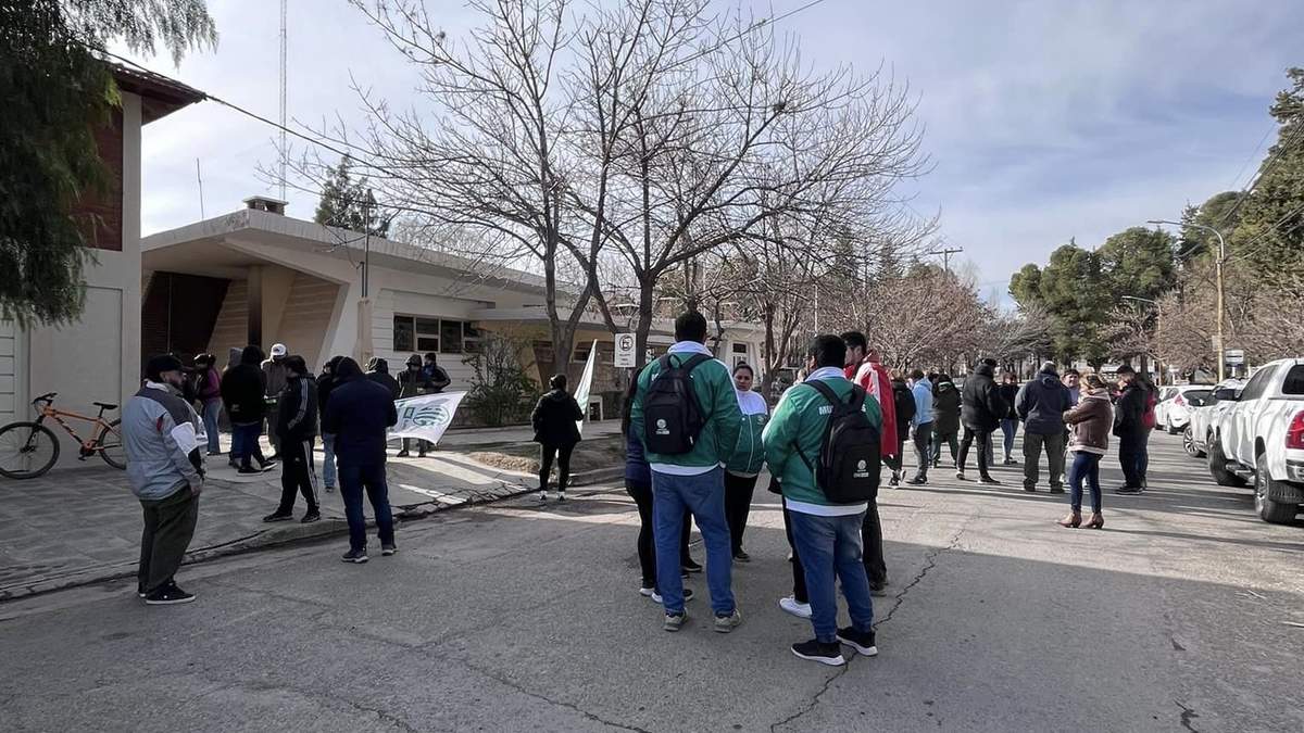Afiliados de ATEN en las puertas de la Comisaría Quinta. Fuente: (Facebook)