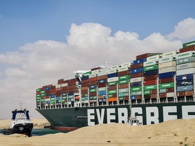 Así avanza el operativo maratónico para liberar el Canal de Suez