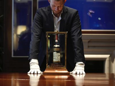 Récord de 2.7 millones de dólares por una botella de whisky