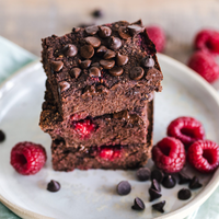 Brownie fit con crema de yogur y maní: una tentación que vas a querer preparar en casa para el antojo