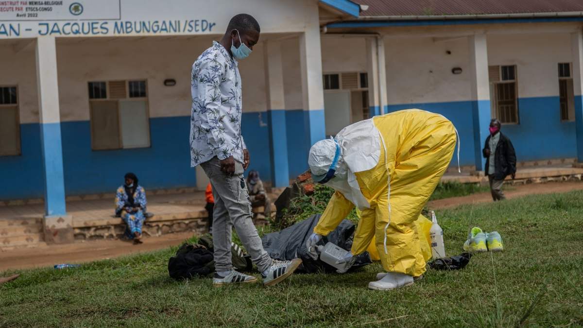 Un trabajador sanitario desinfecta a una persona tras trasladar un caso sospechoso de ébola al Hospital General de Bunia, Congo, el jueves 21 de mayo de 2026