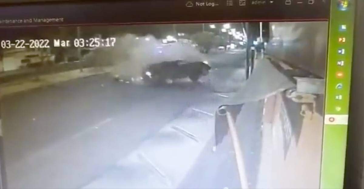 Momento previo a que el conductor del vehículo accidentado salga disparado