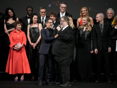 Guillermo del Toro y Gael García Bernal cantan en la fiesta por el 75 aniversario de Cannes (Video)