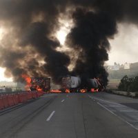 Cierran la México-Querétaro por choque e incendio de tráileres (video)