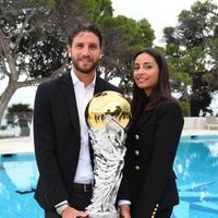 La nueva joya de Italia, Manuel Locatelli, festeja en los brazos de su bella novia Thessa Lacovich