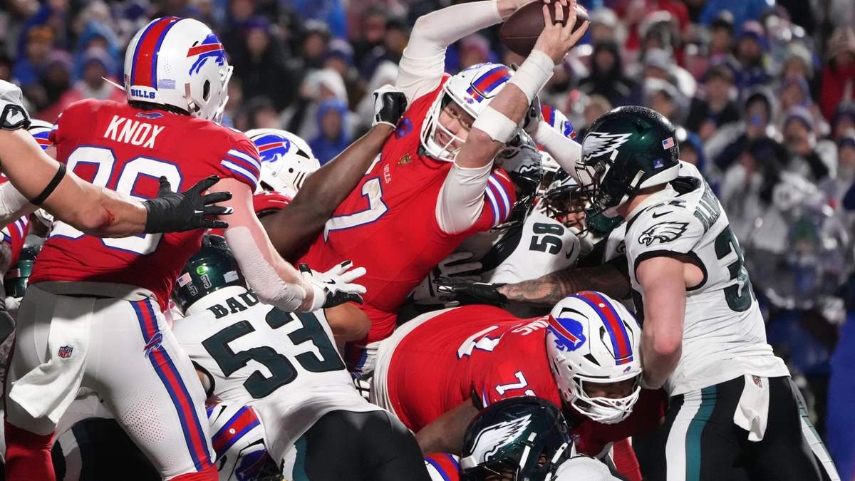 Josh Allen (17), de los Bills de Buffalo, anota un touchdown durante la segunda mitad del partido