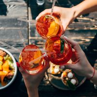Los bares están cerrados pero ofrecen coctails con viandas