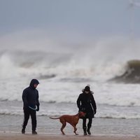 Viento, lluvia y riesgo de inundaciones amenazan las celebraciones de Año Nuevo en Reino Unido