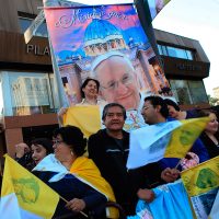 Se acerca la hora del arribo papal y las multitudes no aparecen