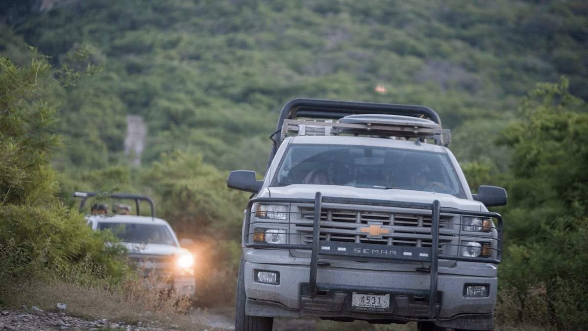 Una camioneta de la Marina llega al basurero de Cocula el 27 de octubre de 2014 , cuando quedó registrada la intervención de su personal en el lugar