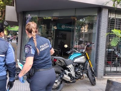 Barretearon una reja para robar cuatro motos 0 Km en pleno centro