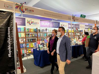Gutiérrez Müller visita la Feria del Libro de la BUAP y destaca el regreso a las aulas