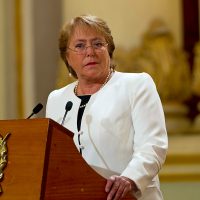Chile: una gira desafortunada de Bachelet la tiene contra las cuerdas