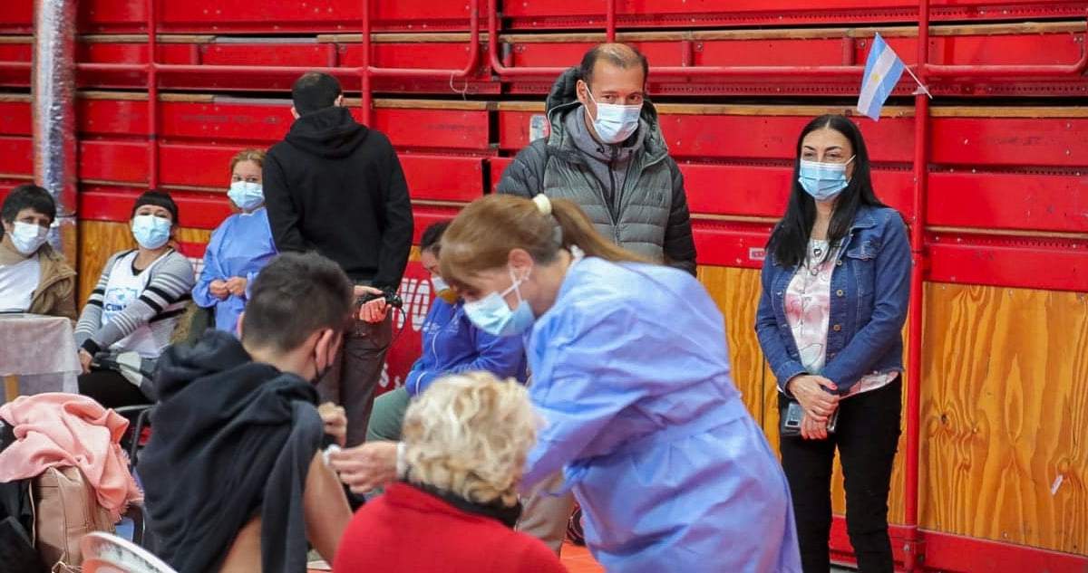 El gobernador de Neuquén, Omar Gutiérrez, y la ministra de Salud, Andrea Peve, expectantes en el vacunatorio. Fuente: (Twitter)
