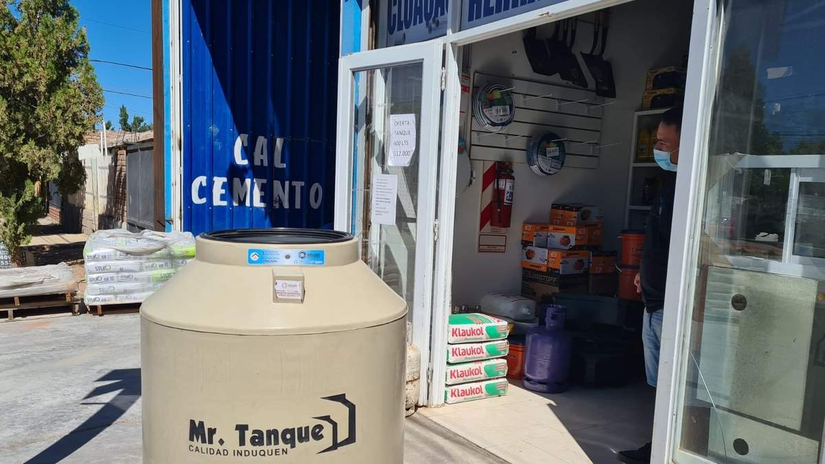Un comercio de venta de tanques de agua en Cutral Co. Fuente: (Twitter)