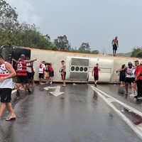 Volcó un micro con hinchas de Flamengo que viajaban a Buenos Aires: hay 3 heridos graves