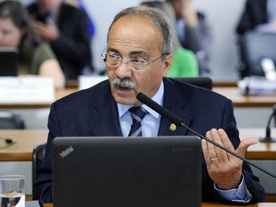 Escándalo en Brasil: un senador intentó esconder dinero dentro de sus prendas menores