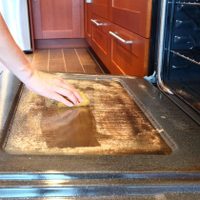 El trucazo de la abuela para limpiar la puerta del horno y dejarla como recién estrenada
