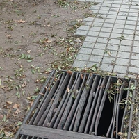 Denuncia vecinal en Ciudad: veredas y alcantarillas rotas en Gutiérrez y 9 de Julio generan peligro