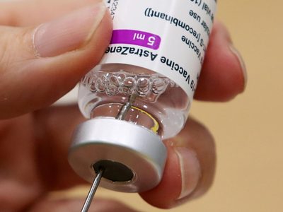La vacuna de AstraZeneca cambia de nombre, en medio de críticas y desconfianza