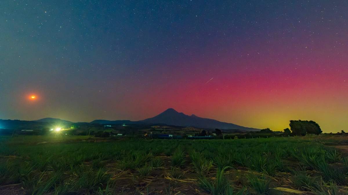 Una aurora boreal captada tras el Volcán de Colima