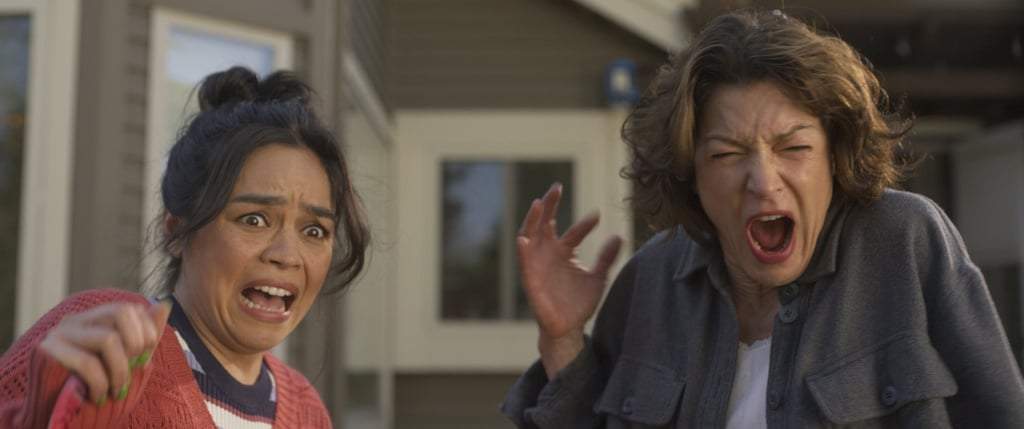 Kaitlyn Santa Juana (izq.) y Rya Kihlstedt en "Final Destination Bloodlines"