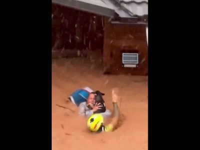 Nunca soltó a su mascota: Mujer es rescatada junto a su perro de la inundación en Valencia (Video)