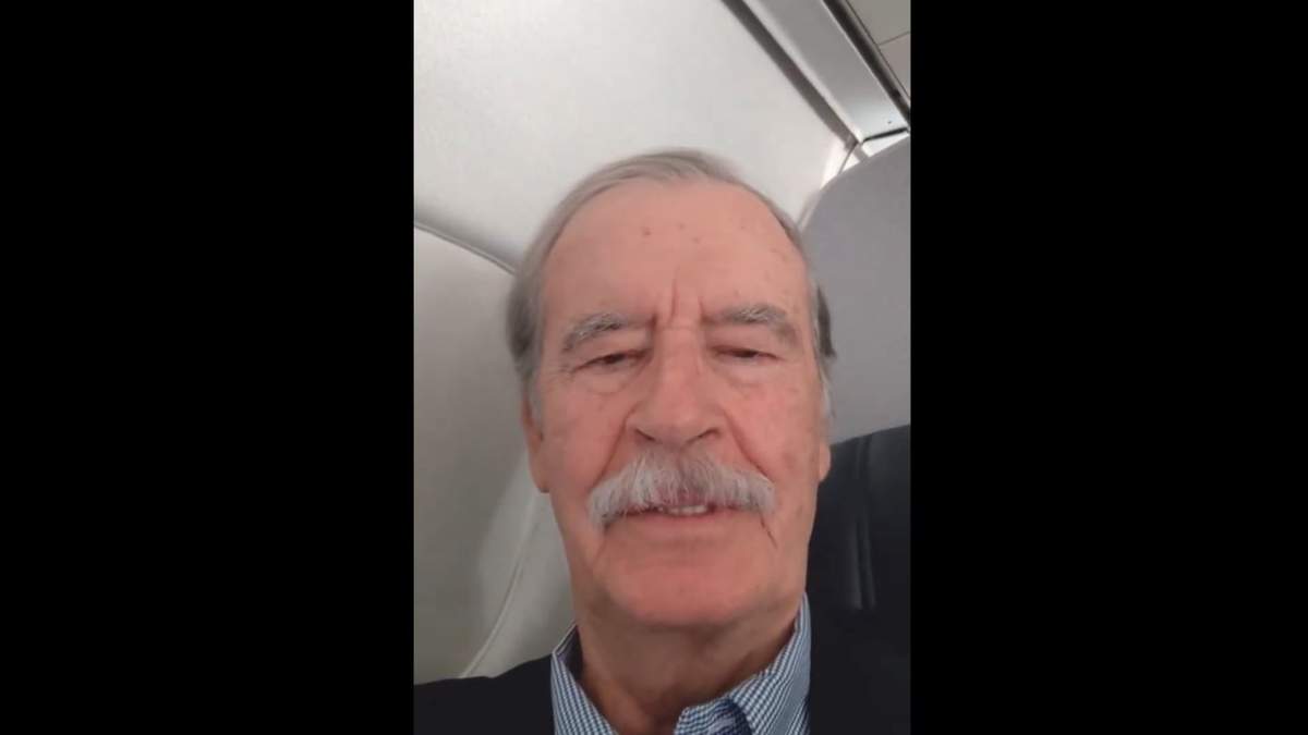 El expresidente publicó un video desde el avión