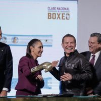 Julio César Chávez asiste a la mañanera e invita a clase nacional de boxeo