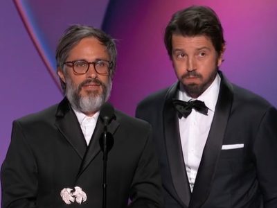 Gael García Bernal y Diego Luna sorprenden en los premios Emmy; presentan premio en español (Video)