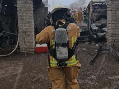 Policía controla el fuego de una toma clandestina de gas en Xochimehuacán, Puebla