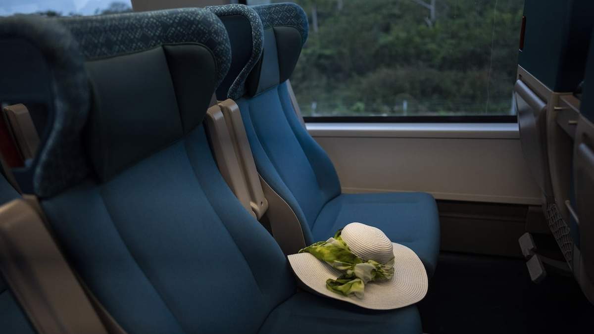 Un sombrero yace sobre un asiento del Tren Maya en ruta a Valladolid, México