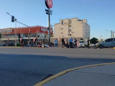 Una motociclista quedó internada tras un fuerte choque en la avenida Mosconi
